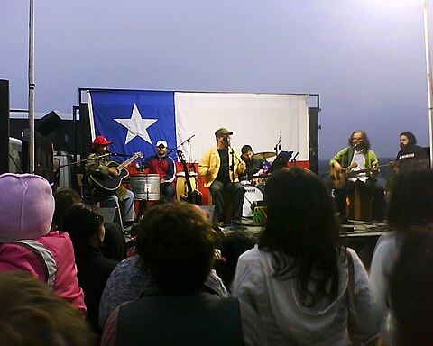 Chilean Singer Joe Vasconcellos did a free solidary tour in Chile after the Pichilemu and Maule earthquakes. In the picture, during his performance in La Cruz Hill, Pichilemu.