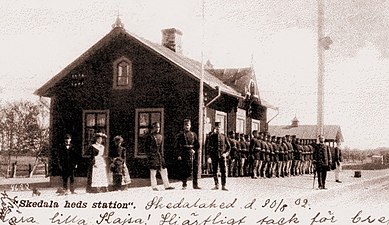 Soldater framför Skedala station 1902