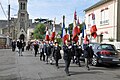 Sortie de l'église des porte-drapeaux.