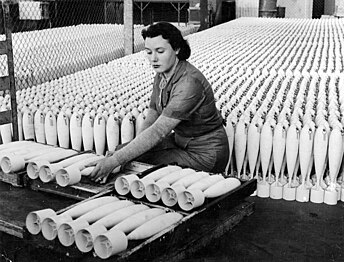 Una dona apilant bombes en una fàbrica el 1943
