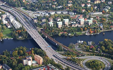 Stocksundets väg- och järnvägsbroar 1934 och 2012.