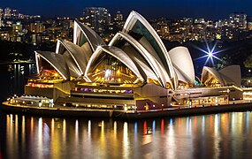 Vue nocturne de l'Opéra de Sydney depuis le Harbour Bridge.