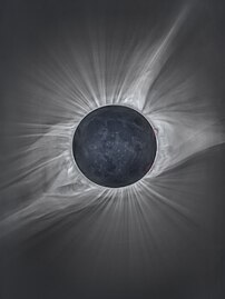 L'éclipse solaire du 21 août 2017, photographiée dans le Wyoming. (définition réelle 4 278 × 5 704)