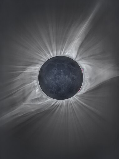 日食。在此圖像中，太陽附近的日冕和地球照射的月亮之間的亮度非常大，表達的方法是將七個圖像與不同的曝光設置相結合。
