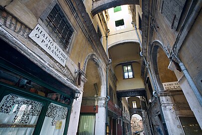 Le Parangon ou Rialto Vecchio.