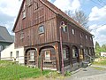 Wohnhaus (Umgebinde) mit rückwärtigem Anbau und Stützmauer