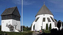 Østerlars Kirche und Glockenturm