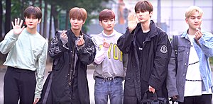 NU'EST v květnu 2019 Zleva: Ren, JR, Aron, Minhyun, and Baekho