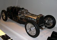 Photo d'une Bugatti Type 59, statique, sans son capot moteur.