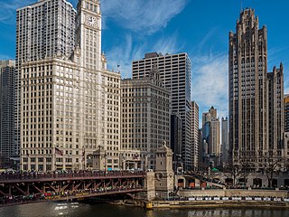 El Tribune Tower (derecha) sobre el río Chicago