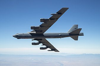 En Boeing B-52 Stratofortress bär på en vitfärgad AGM-183 ARRW.