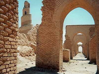 モスクの内部。焼き煉瓦製の柱が見られる。