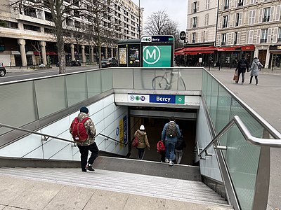 Nedgång till tunnelbanestationen Bercy vid Boulevard de la Bastille.