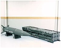 MGM-140 ATACMS地対地ミサイルと収納コンテナ（通常のロケット弾6発入りコンテナに擬装している）