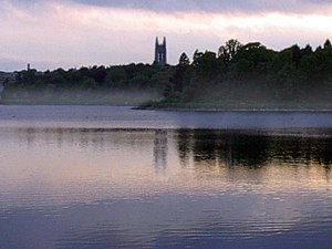 بوستون کالج's Gasson Hall building across the Chestnut Hill Reservoir