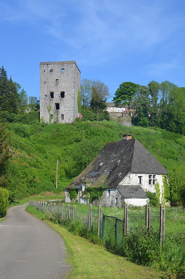 La tour Salamandre et le moulin banal de la ville belge de Beaumont.
 (définition réelle 2 876 × 4 343)