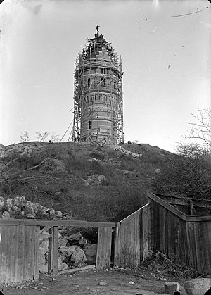 Fotografi från nybyggnationen 1901 av Ronneby stads vattentorn på Pepparbacksberget. Fotografi ur Blekinge museums samlingar.