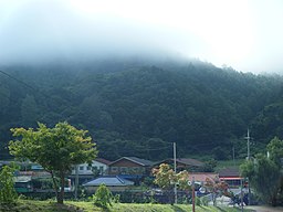 I bakgrunden: Juwangsan nationalpark. I förgrunden: Gongwon-gil, Juwangsan-myeon