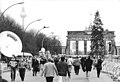 Crowds heading to the Brandenberger Tor crossing.
