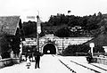 Südportal mit Bahnübergang, Fotografie um 1880