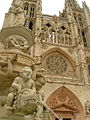 Facciata della Cattedrale, con la fontana di Santa María