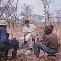 Een vrijwilliger van de SNV drinkt bier met de lokale boeren te Shilenda, 1967