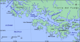 L'île Cook ou île London située au nord-est de l'île Londonderry ne doit pas être confondue avec l'île London située au sud ouest de la péninsule de Brecknock (à gauche).