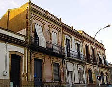 Casas abandonadas con la estructura típica onubense del siglo XIX (en Avenida de las Adoratrices).