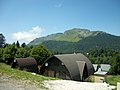 Châlets de la station de ski du Mourtis en été.