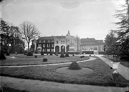 Le château de Montjoye sur la façade Nord à Clairefontaine-en-Yvelines vers 1910, propriété de M. et Mme Standish de 1894 à 1920.