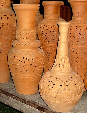 English: differnts shapes of clay pots.