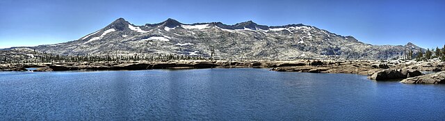 O Crystal Range, visto do Vale da Desolação, perto do Lago Aloha