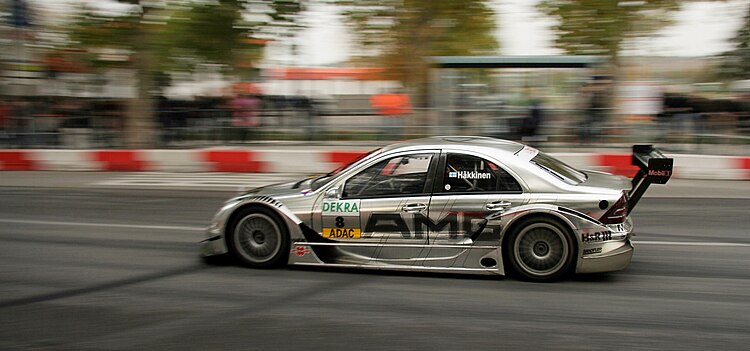 Мика Хаккинен на гоночном автомобиле Mercedes-Benz при заезде на чемпионате DTM в Штутгарте, Германия