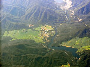 Luftaufnahme des Ortes Dartmouth mit der Staumauer im Hintergrund