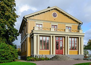 Trädgårdsmästarbostaden, senare kallad direktörsvillan, i Trädgårdsföreningens park i Göteborg, Heden 705:11 - hus nr 7, västra gaveln. Trädgårdsföreningens park började anläggas 1842, bostaden ritades av Brandenburg 1847.