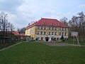 Ehemalige Zentralschule Hirschfelde mit Sportplatz