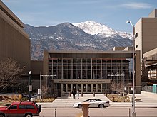 El Paso County Justice Center i Colorado Springs med Pikes Peak i bakgrunden.