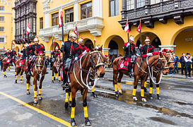 Escolta presidencial frente al palacio.