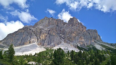 Blick vom Falzaregopass zur Bergstation der Seilbahn