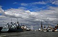 Bateaux de guerre dans le port.