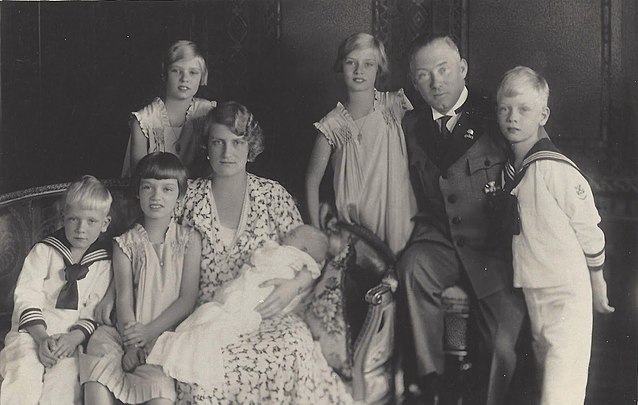 フリードリヒとマルガレーテ夫妻、その子ども達。マルガレーテが抱いているのは三男ヨハン・ゲオルク（1932年撮影）。