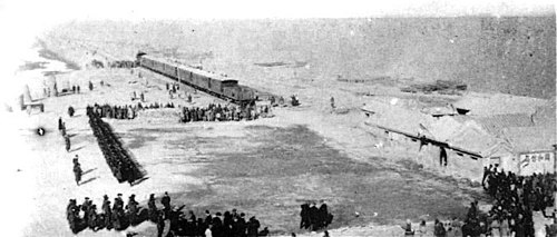 Gare de Tsien-Men. Revue des sapeurs de chemin de fer, passée par le général Voyron