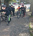 Велосипед начальной школы Гастино в школьный день (16774566963) .jpg