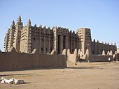 Arhitectura sudanosaheliană: Marea Moschee din Djené în actualul Mali, ilustrând construcțiile de chirpici din Africa de Vest