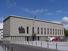 Hôtel de ville (Jean-Baptiste Hourlier architecte, inauguré en 1961)[23]