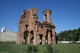 Ruine der Kirche, im Hintergrund die heutige Kirche