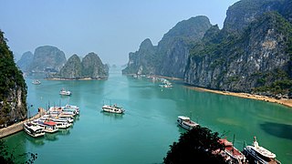 Milliers d’îles monolithes de la baie d'Along au Viêt Nam.