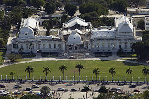 Palatul Național unde locuiește președintele haitian Rene Preval a suferit daune grave.Atât președintele și soția sa, au supraviețuit cutremurului.
