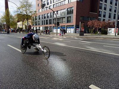 Ein weiterer Rollstuhlfahrer beim Marathon.