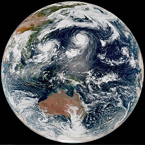 Description de l'image Himawari 8 Full Disk Aug 21 2015 0210Z.jpg.